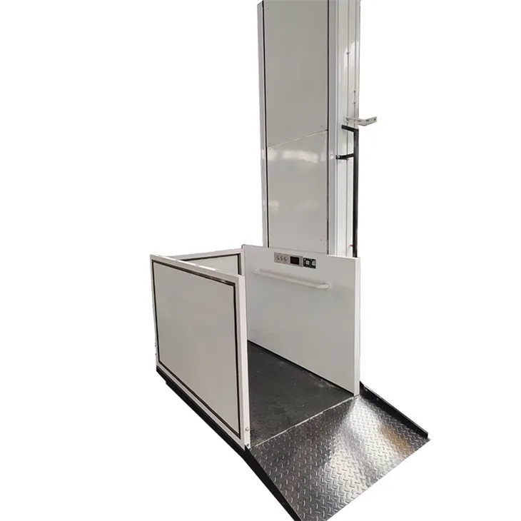 הרמת כסא גלגלים לבית בחוץ